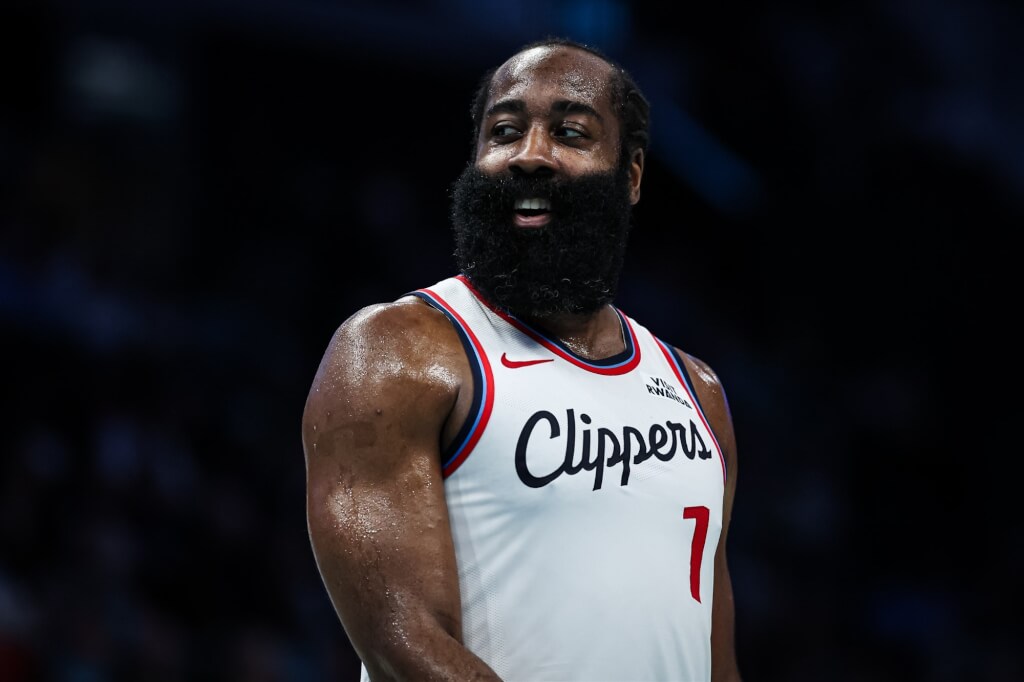靠著哈登隊史紀錄的55分，美國職籃NBA洛杉磯快艇22日131比116大勝夏洛特黃蜂。（圖取自x.com/LAClippers）