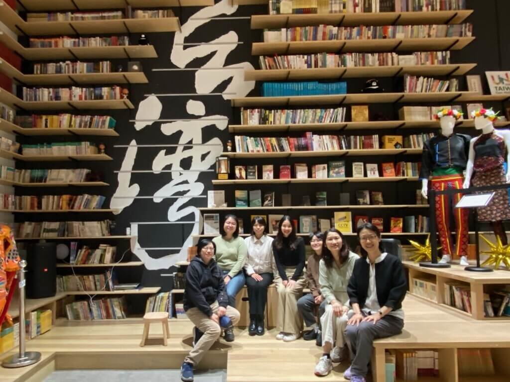 教育部青年發展署主辦「青年百億海外圓夢基金計畫」，支持3位台灣青年赴紐約實習，參與聯合國周邊會議。實習生與世台聯合基金會總幹事黃怡妙拜會紐約華僑文教服務中心。 （世台聯合基金會提供）
