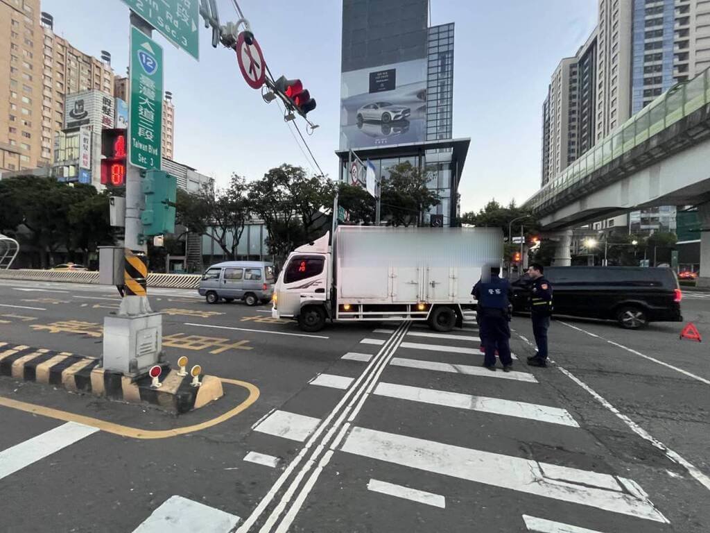 台中市西屯區23日上午發生貨車右轉碰撞行人事故，造成74歲行人頭部、左手撕裂傷、左胸口疼痛送醫救治；警方將調閱周邊監視器畫面，釐清肇事責任。（民眾提供）中央社記者郝雪卿傳真  114年11月23日
