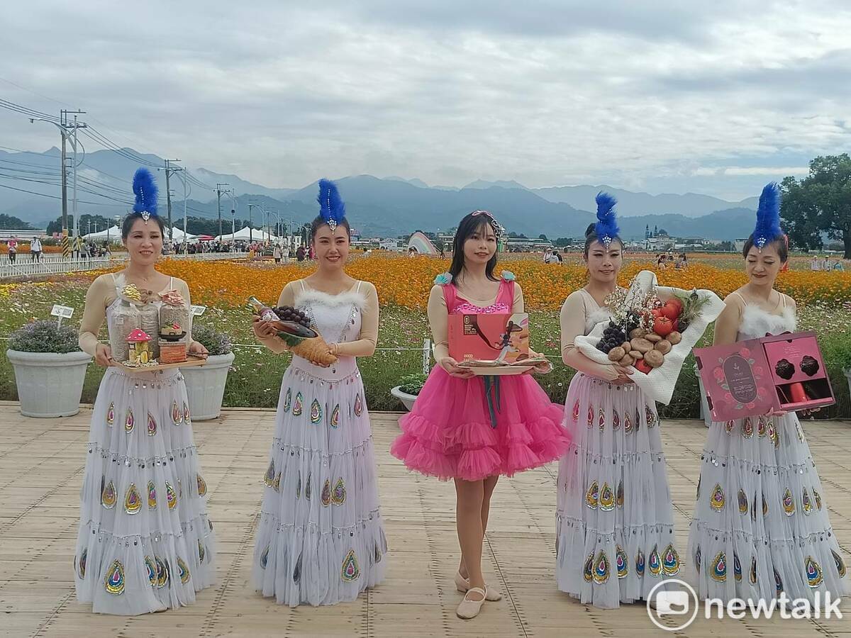 花蝴蝶及仙子，綻放曼妙舞姿迎賓，象徵新社花招百出、期盼台中觀光產業振翅高飛。 圖：唐復年/攝