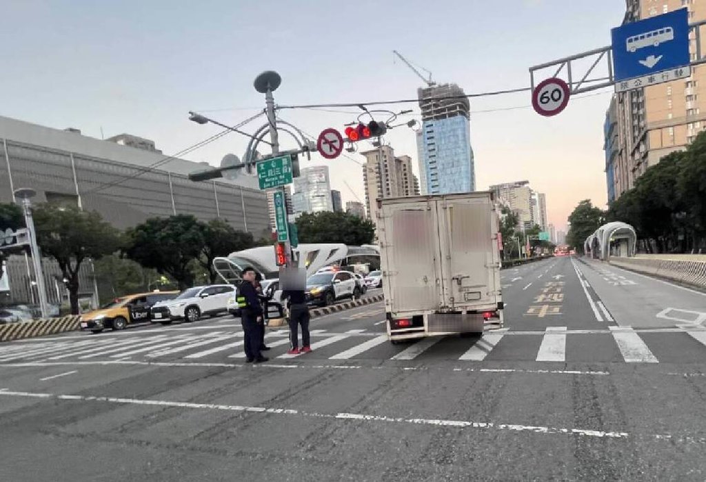 台中西屯區23日清晨發生行人走斑馬線遭右轉貨車撞傷事故，警方表示，駕駛未禮讓行人最高開新台幣罰3萬6000元及吊照處分。（民眾提供）中央社記者郝雪卿傳真  114年11月23日
