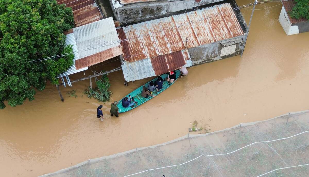 越南連日暴雨引發大規模洪水與土石流，造成至少 90 人死亡、12 人失蹤。 圖：翻攝自 X Việt Nam News