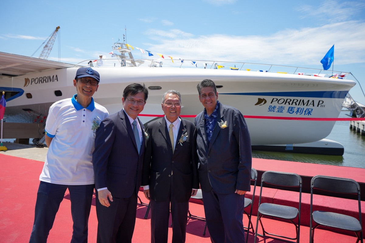 林佳龍與帛琉總統惠恕仁（Surangel Whipps Jr.）、施振榮共同出席保利馬壹號下水典禮。 圖：翻攝自林佳龍臉書