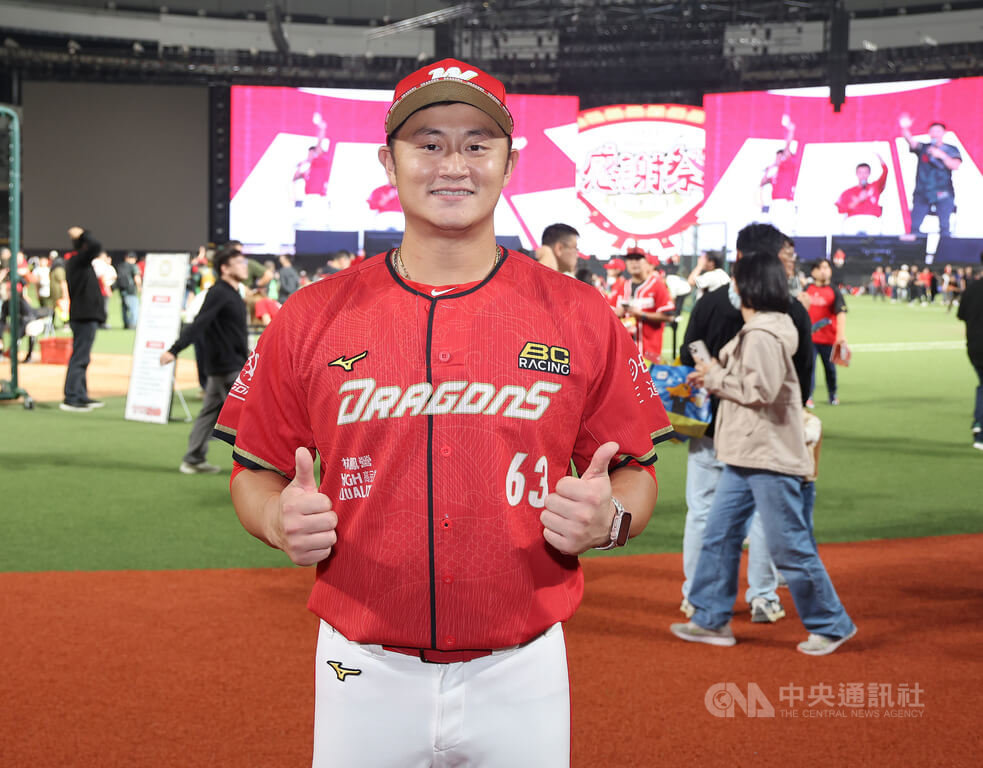 中華職棒味全龍隊捕手蔣少宏（前）收到世界棒球經典賽（WBC）徵詢，他表示，會把自己準備好，若可以再為國家盡一份心力，會是很美好的事情。圖為蔣少宏23日出席味全龍感謝祭活動。中央社記者張新偉攝　114年11月23日