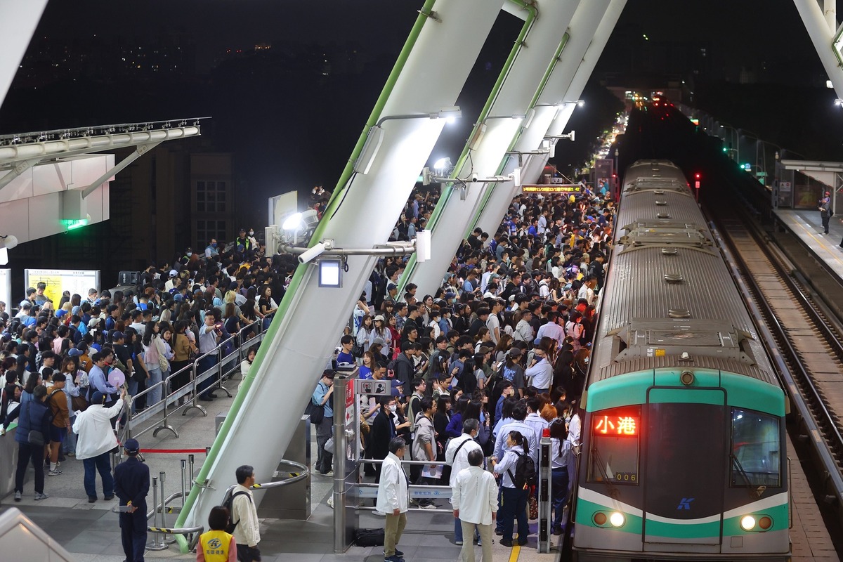 高雄捷運昨天全日運量高達35萬人次，創下今年最高紀錄。 圖：高雄市文化局/提供