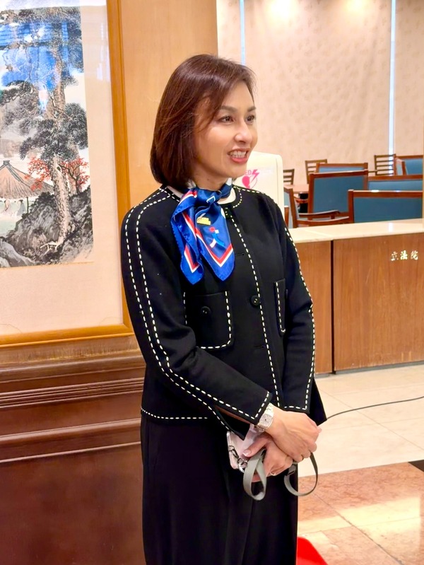 邱議瑩在「高市挺高市」記者會上穿戴日本交流協會贈送，象徵台日友好的絲巾。 圖/邱議瑩臉書