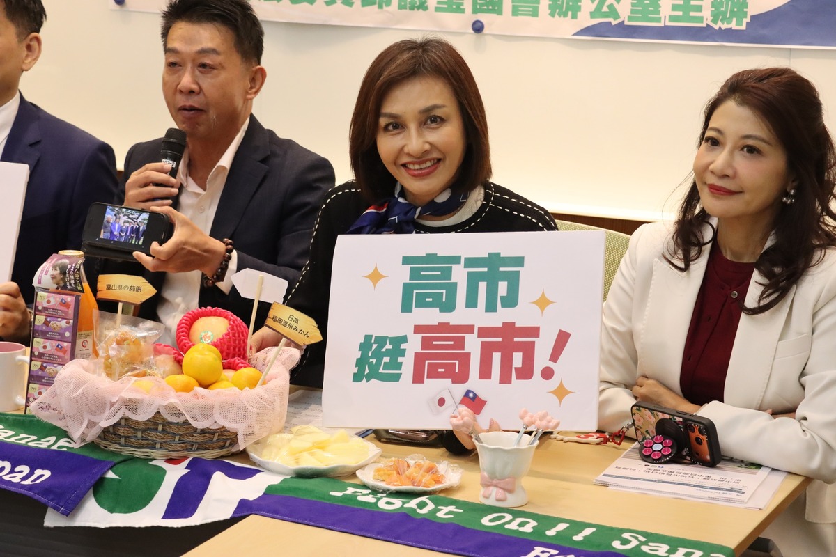 邱議瑩在「高市挺高市」記者會上大喊挺日宣言。 圖/邱議瑩臉書
