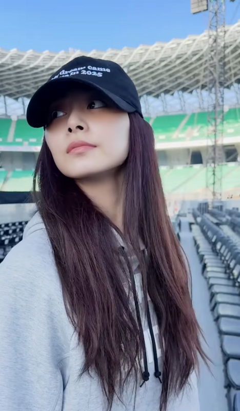 子瑜的帽子上用英文寫著「我的夢想在2025年實現」。 圖：翻攝自TWICE IG