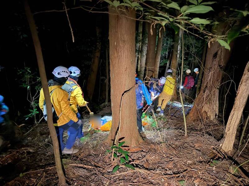 消防派遣21人上山救援，耗費8小時將受傷男子搬運下山就醫。 圖：消防局提供
