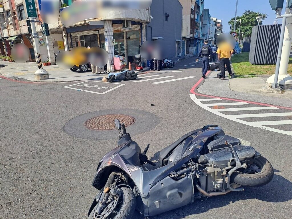 75歲陳姓男子24日上午開車行經高雄市一處路口時，疑操作不當，碰撞前方停等紅燈5部機車，造成5名機車騎士輕微擦挫傷。（高雄市警察局苓雅分局提供）中央社記者張已亷傳真　114年11月24日