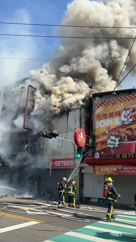 台中西屯區逢甲商圈一棟民宅24日近中午發生火警，消防局獲報到場救援，現場冒出大量濃煙。（民眾提供）中央社記者趙麗妍傳真　114年11月24日