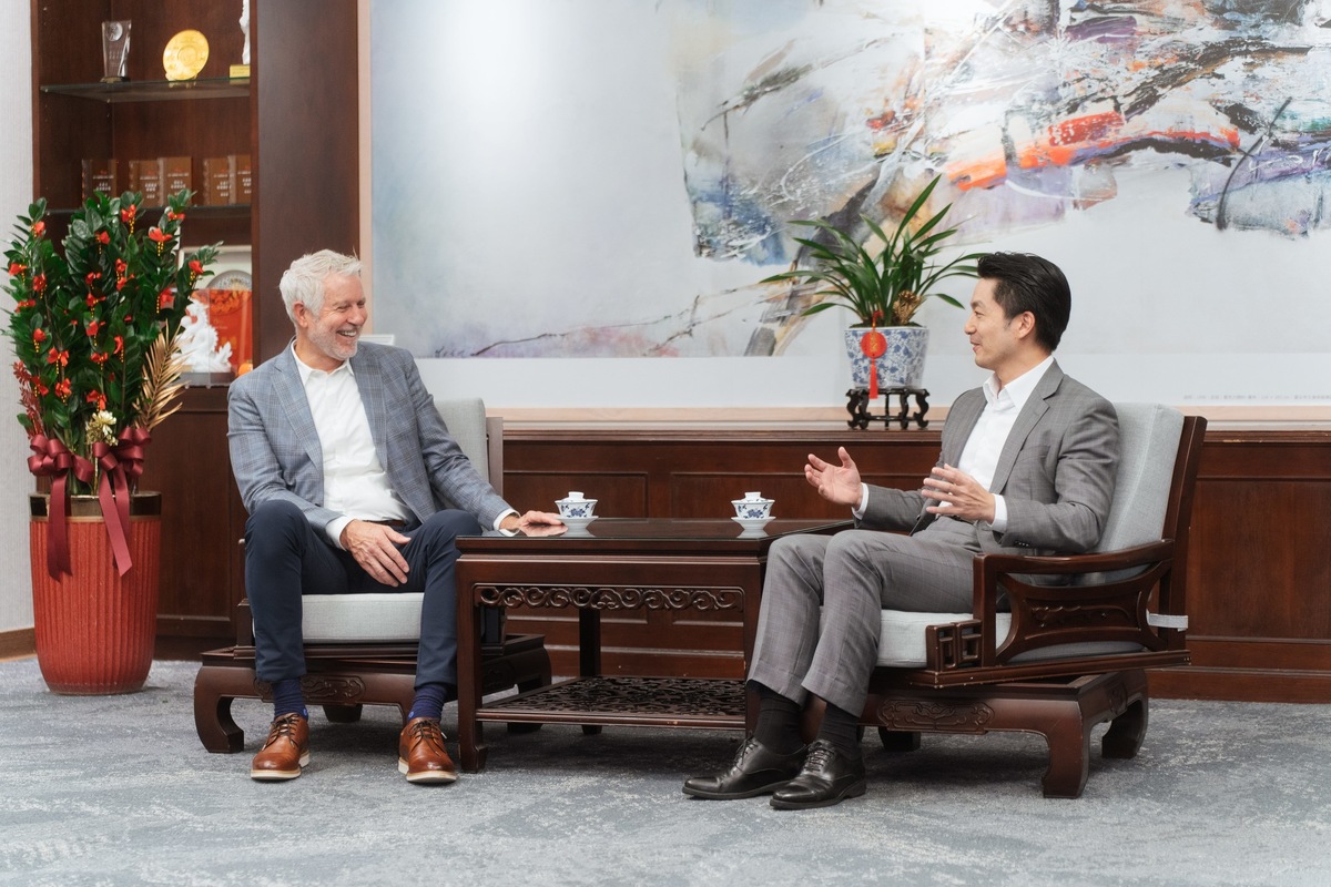 台北市長蔣萬安（右）分享18日與輝達副總裁Scott Ekman（左）會面照片。 圖：台北市政府 / 提供
