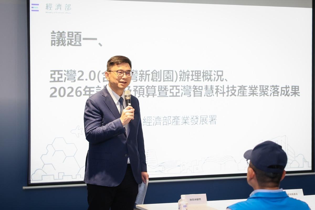 賴瑞隆(左)率立法院經濟委員會至高雄亞灣新創園區實地考察AI科技產業團隊駐地狀況。 圖：賴瑞隆辦公室/提供