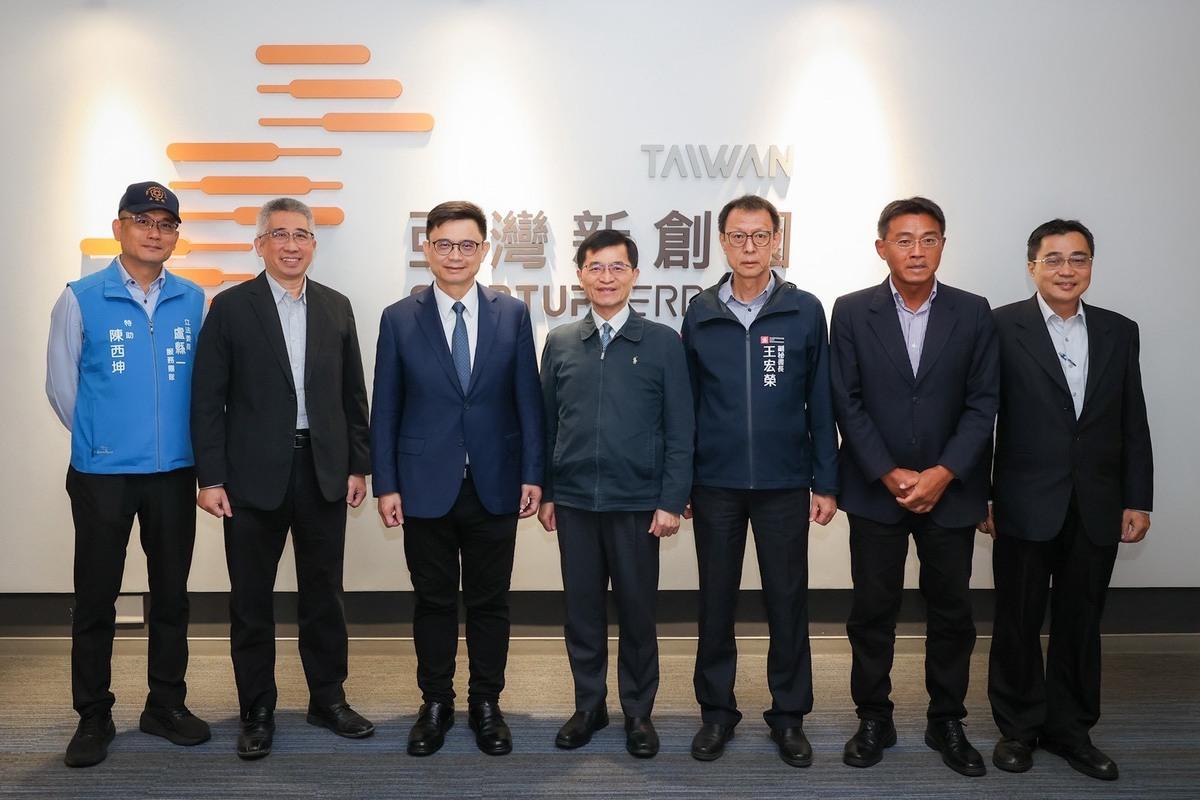 賴瑞隆(左三)邀官員至高雄亞灣新創園區實地考察。 圖：賴瑞隆辦公室/提供