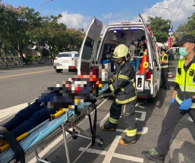 一名71歲婦人在高鐵板橋站月台突因不明原因跌落軌道，送往醫院治療。 圖：翻攝畫面