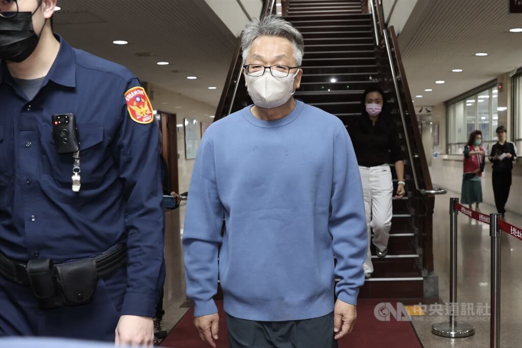 民進黨前立委陳歐珀（中）立委任內被控收賄、詐領助理費，犯罪所得874萬餘元，北檢依貪污等罪起訴，求刑24年2個月。台北地院24日開庭，裁定陳歐珀以新台幣500萬元交保，並限制出境、出海並戴電子腳環監控。中央社記者吳家昇攝 114年11月24日