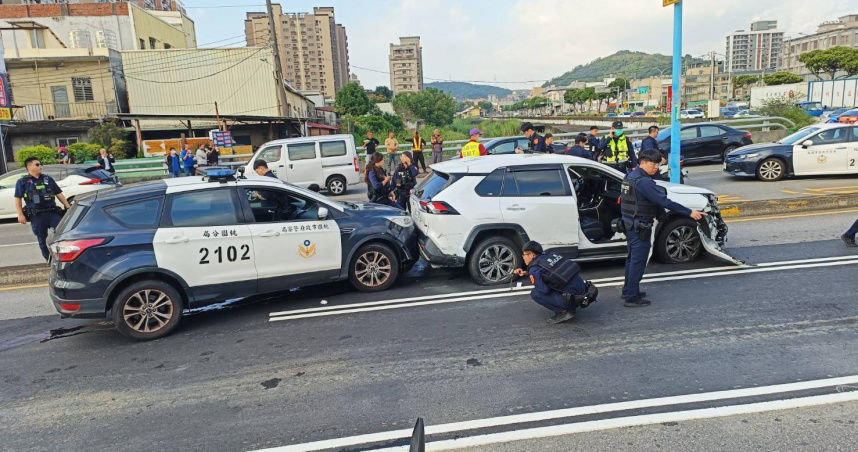 桃園爆發警匪追逐，動員20餘名線上警力將毒犯逮捕。 圖：民眾提供