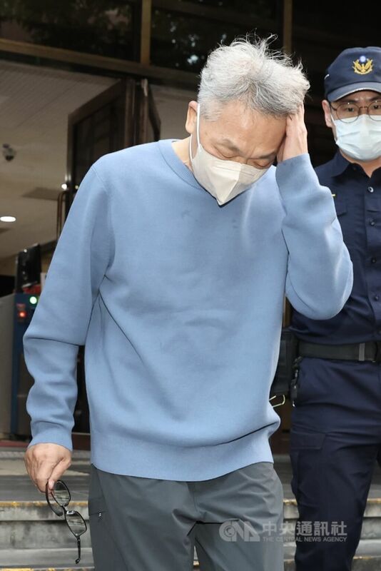 民進黨前立委陳歐珀立委任內被控收賄、詐領助理費，台北地檢署依貪污等罪起訴，求刑24年2月。台北地方法院24日開庭，裁定陳歐珀以新台幣500萬元交保，並限制出境、出海，另施以電子監控。圖為陳歐珀（中）不發一語離去。中央社記者吳家昇攝　114年11月24日