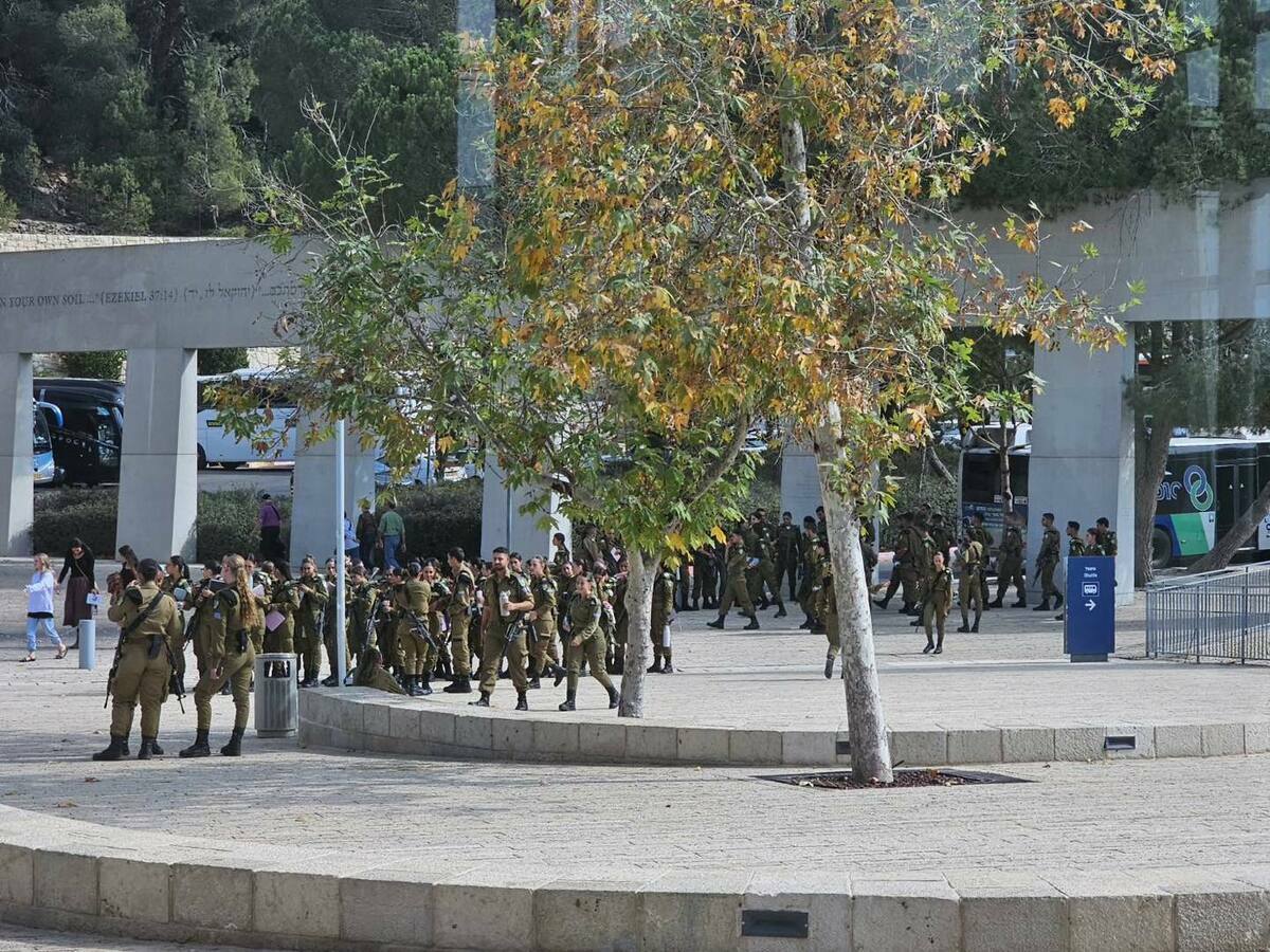 林右昌在以色列參訪猶太大屠殺紀念館（Yad Vashem），並遇到當地新兵。 圖：翻攝自林右昌臉書