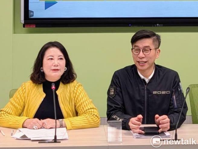 民進黨團幹事長鍾佳濱(右)、政策會執行長吳思瑤(左)。 圖：金大鈞/攝