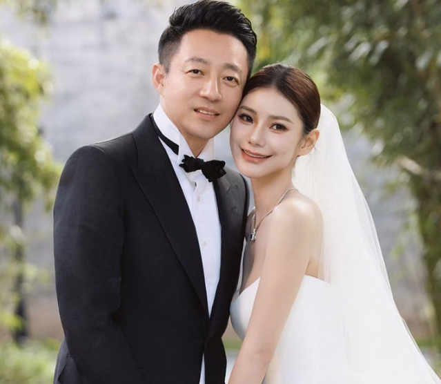 汪小菲去年5月與新妻子Mandy登記結婚，並在今年5月舉辦婚禮。 圖：翻攝自汪小菲微博