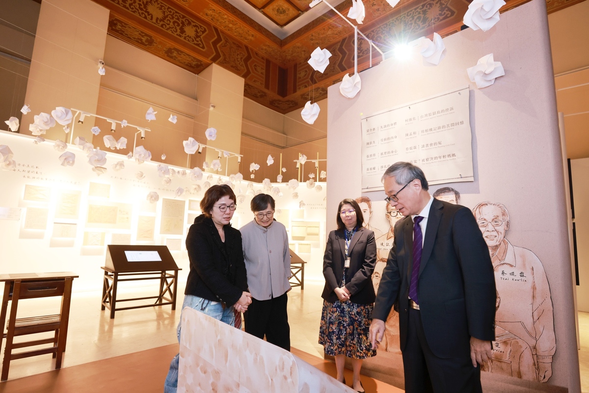 文化部長李遠、鄭南榕遺孀葉菊蘭等參觀「自由花蕊」常設展，現場展示「白色恐怖受難者家書及遺書」。 圖：文化部提供