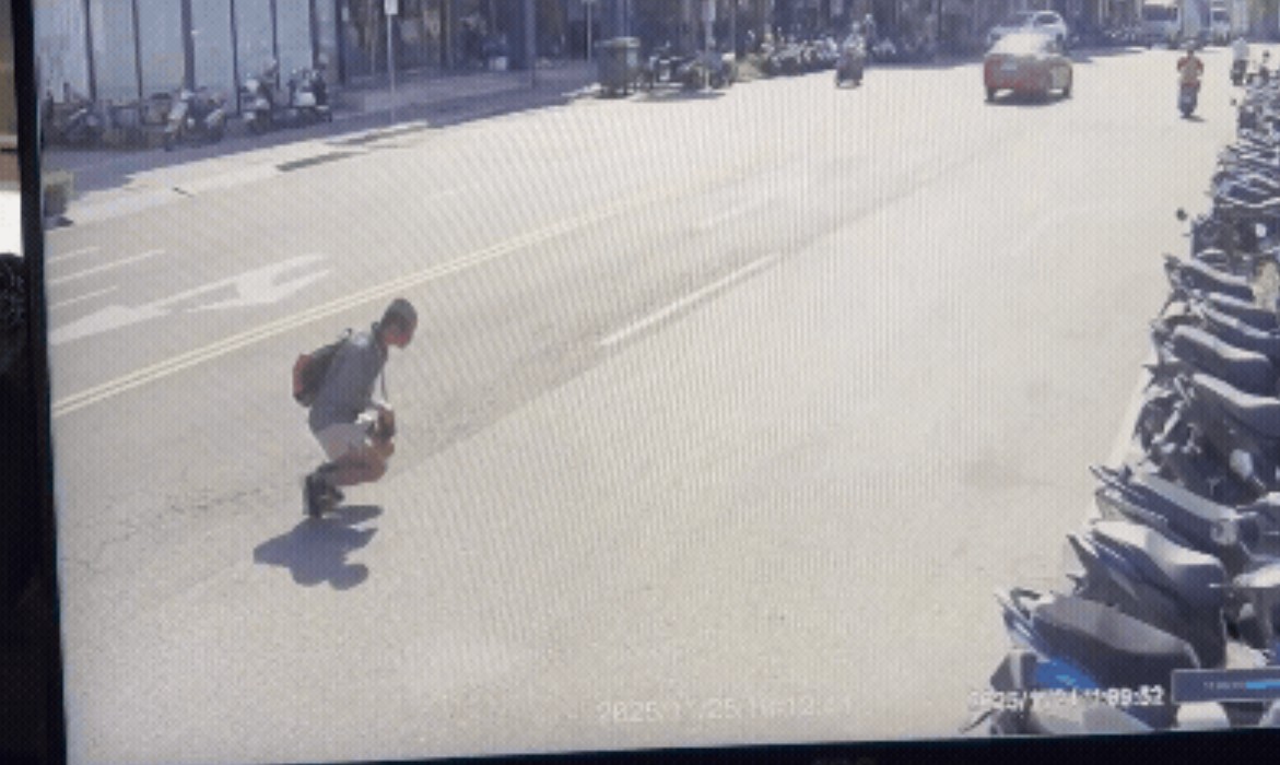 彰化出現男子「青蛙跳」過馬路，並且跨越雙黃線。 圖：翻攝畫面