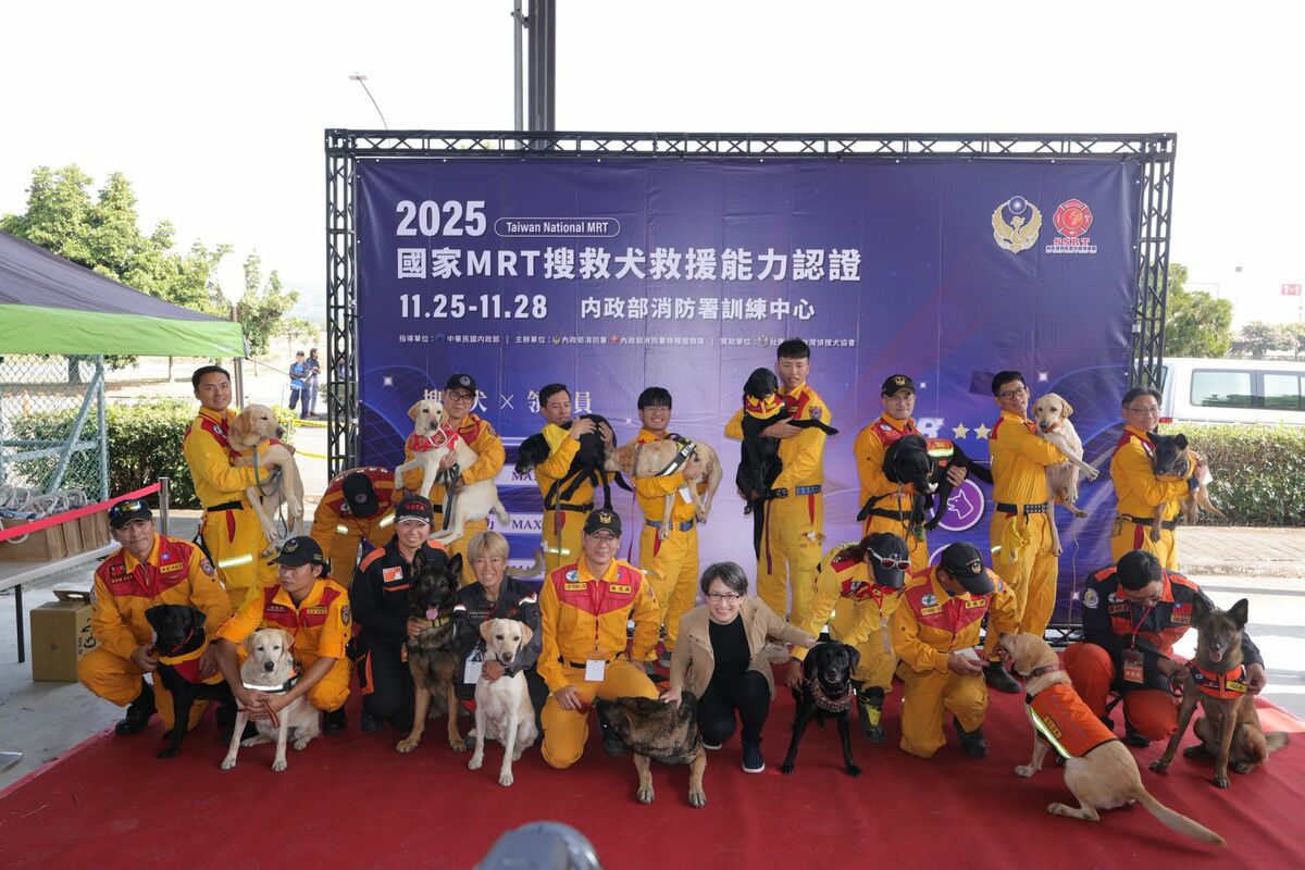 副總統蕭美琴25日親臨內政部消防署中部備援中心，出席「2025年國家MRT搜救犬救援能力認證活動」開幕。 圖：消防署提供