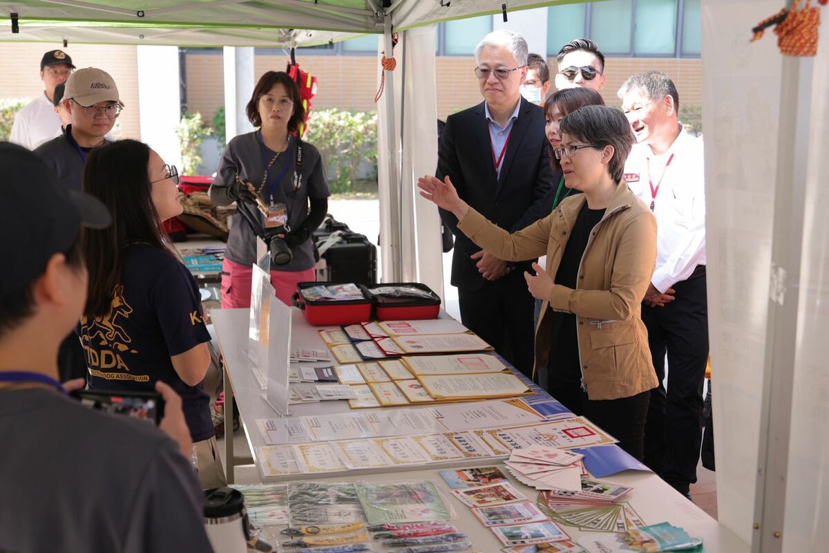 副總統蕭美琴25日親臨內政部消防署中部備援中心，出席「2025年國家MRT搜救犬救援能力認證活動」開幕。 圖：消防署提供