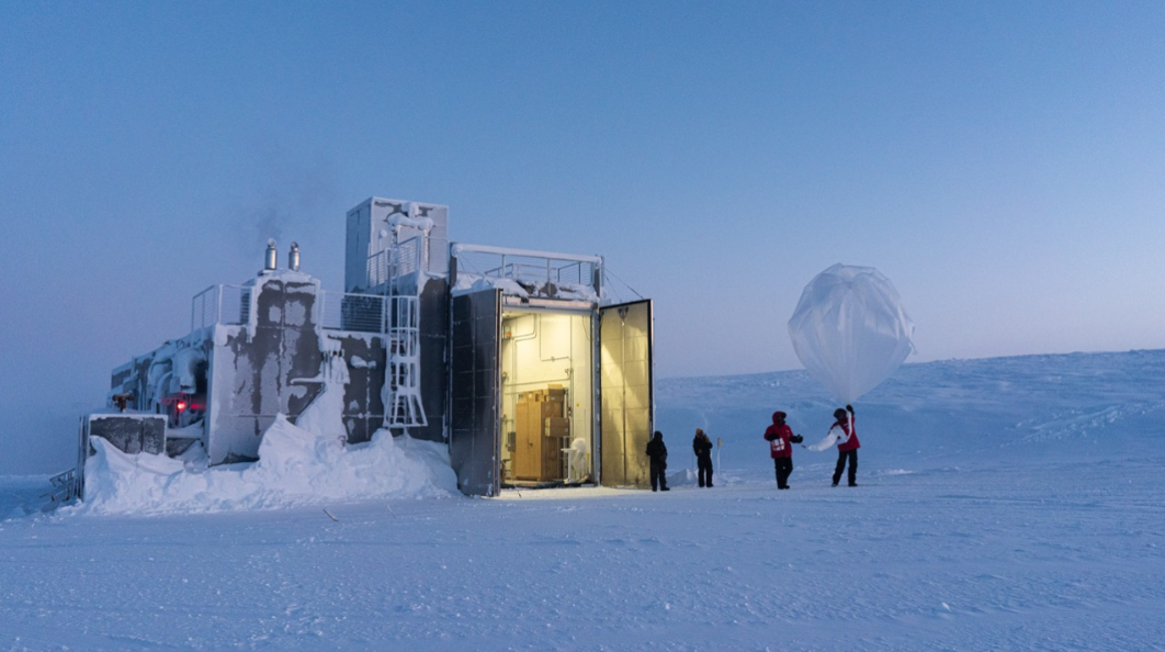 NOAA 技術人員於阿蒙森-斯科特南極站（Amundsen-Scott South Pole Station）考察站釋放搭載臭氧探測器（ozoneonde）的氣象氣球。 圖：翻攝自美國國家海洋暨大氣總署官網