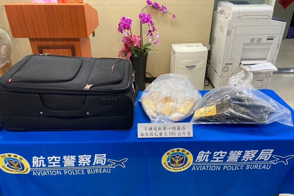 航空警察局攜手關務署台北關，破獲販毒集團以走私寶石名義，提供報酬招攬拉脫維亞籍水泥工赴台觀光，實際卻是運送毒品海洛因，男子雖然辯不知情，但桃園地方檢察署近日依毒品罪起訴。（航空警察局提供）中央社記者吳睿騏桃園機場傳真　114年11月25日