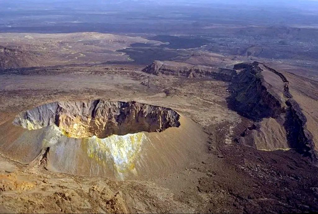 海利古比火山位於首都亞的斯亞貝巴東北約800公里，海拔約500公尺，是阿法爾地區火山鏈埃爾塔阿雷山脈最南端的火山，座落於兩個構造板塊交界的地質活躍區。 圖:翻攝自X帳號@theinformant_x