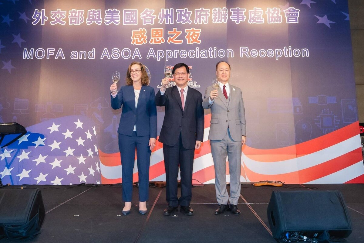 外交部長林佳龍（右二）、美國各州政府辦事處協會會長嚴樹芬（右一）及美國在台協會台北辦事處副處長梁凱雯（Karin_M._Lang，左一）。 圖：外交部提供