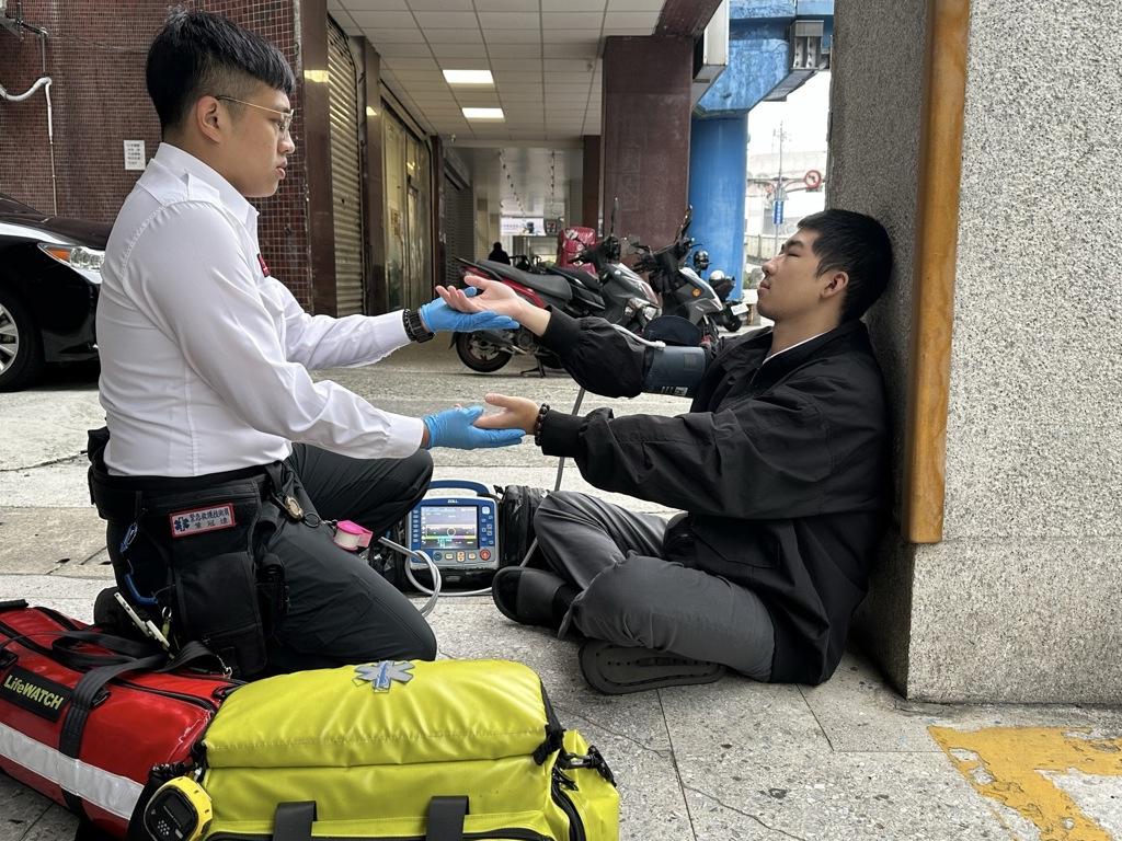 台北市消防局提醒，溫差劇烈變化將成為「心血管殺手」，分享4步驟自我檢測。 圖：北市消防局提供