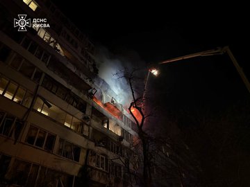 當地時間 25 日清晨，俄羅斯再次針對基輔發起大規模空襲，造成至少 6 人死亡、 13 人受傷。 圖：翻攝自 @ZelenskyyUa X 帳號