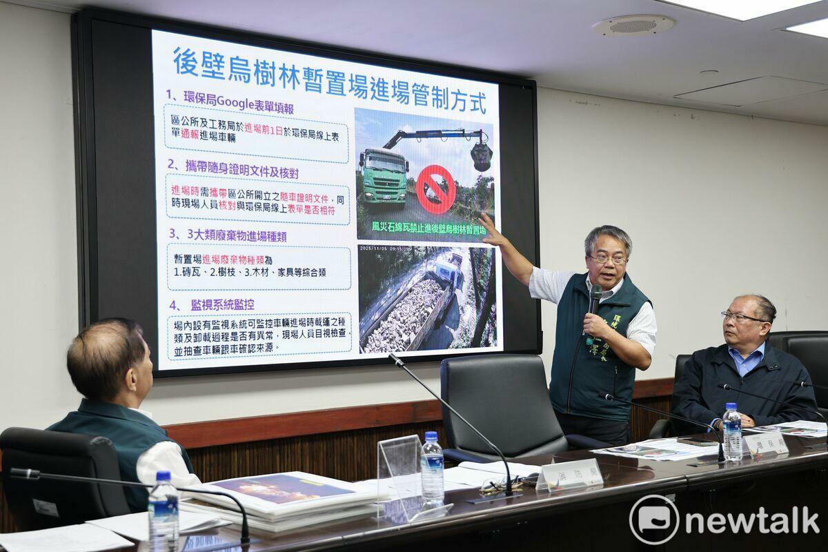 台南市政府就烏樹林暫置場火警於台南市議會召開記者會，由環保局長許仁澤、消防局長李明峯說明最新應變作為、滅火進度及空氣品質監測情形，同時邀請高雄科技大學環境與安全衛生工程系教授蘇崇輝，針對火災救災策略進行分析說明。 圖：台南市政府提供