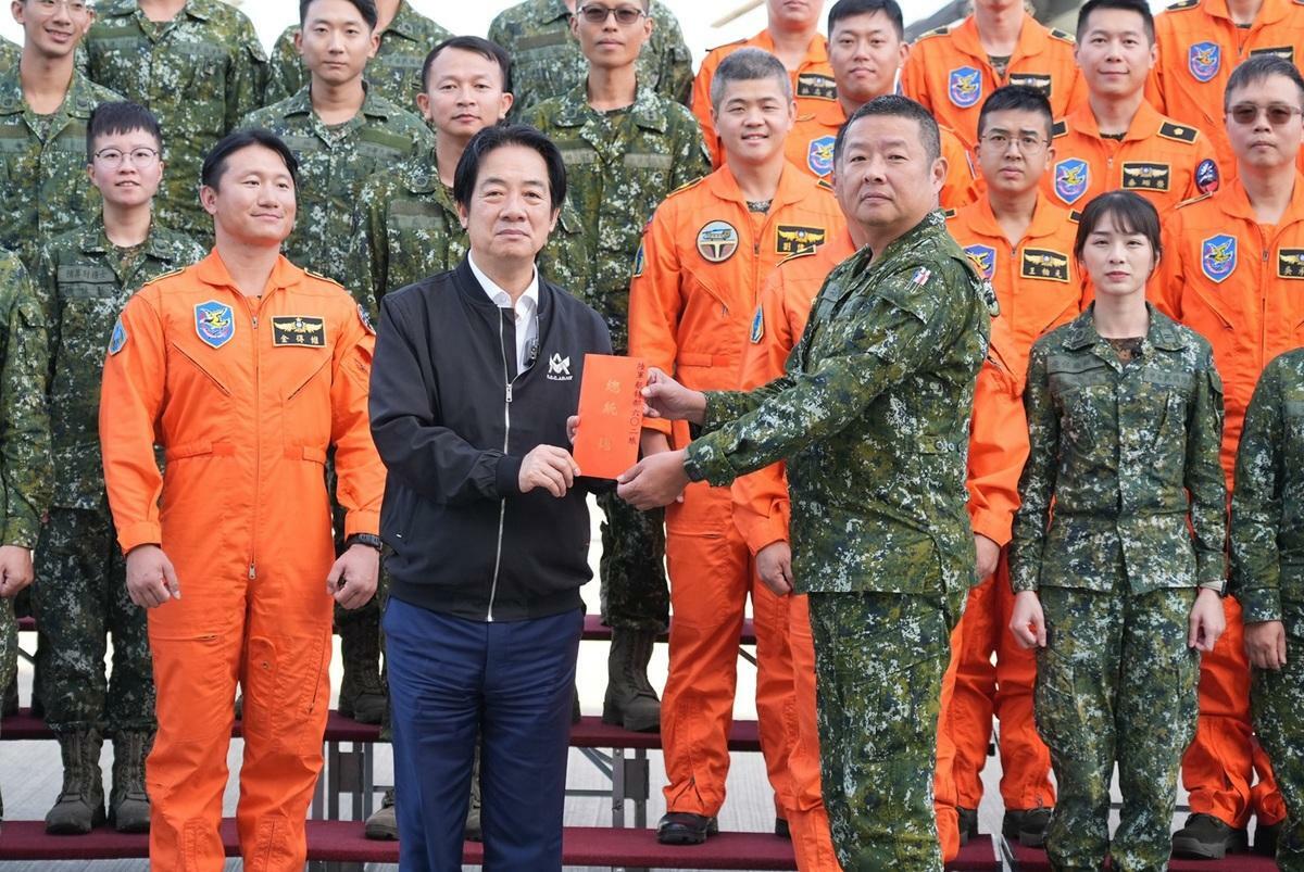 賴清德總統25日前往臺中，親自勗勉中部地區救災部隊--陸軍航特部602旅，頒發加菜金慰勉官兵辛勞。 圖：總統府提供
