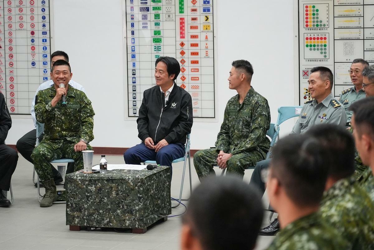 賴清德總統25日前往臺中，親自勗勉中部地區救災部隊--5支部運輸兵群。 圖：總統府提供