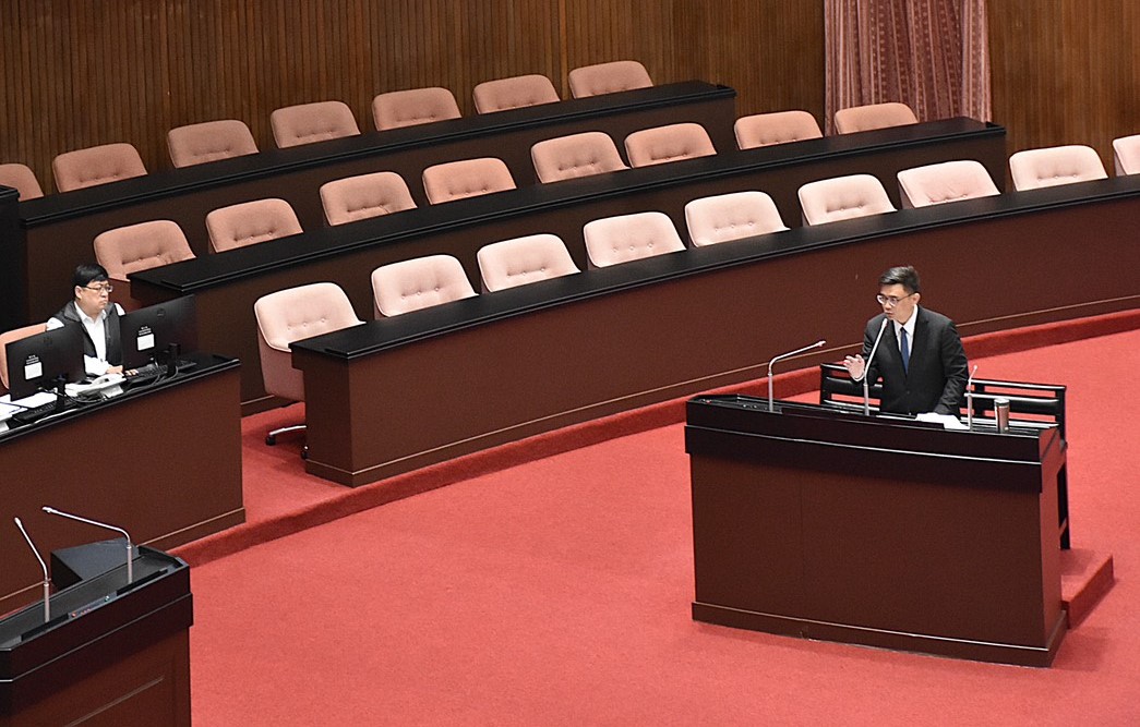 賴瑞隆(右)具體主張應實施「差別電價」，給予發電縣市合理電價，落實環境公平正義。 圖：賴瑞隆辦公室/提供