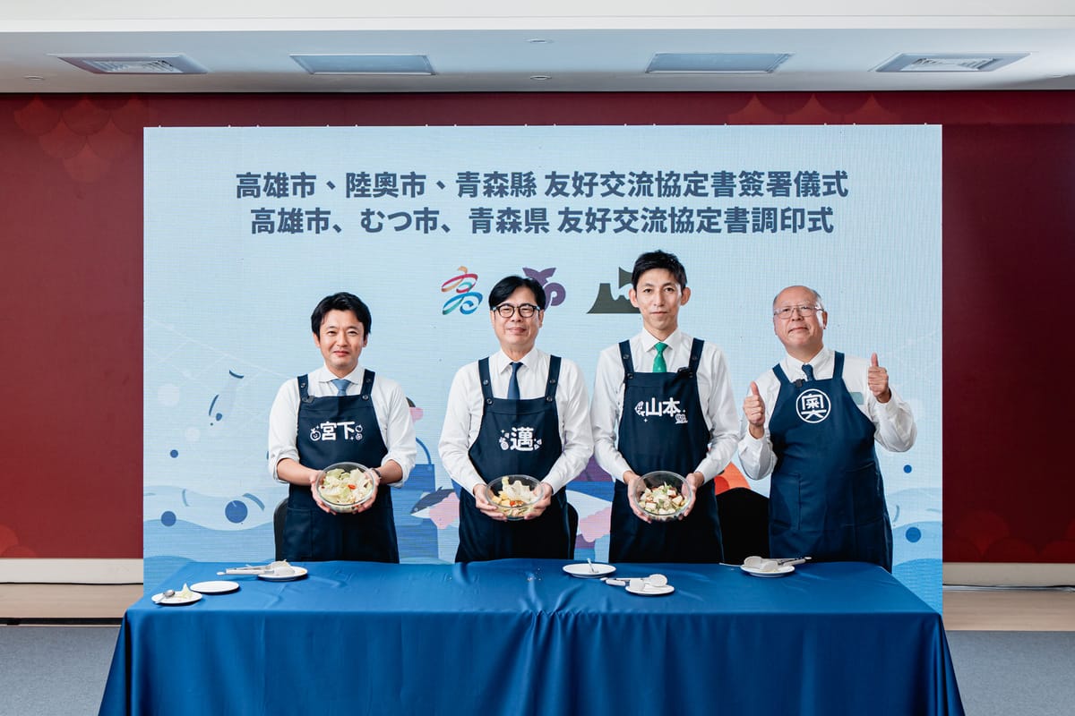 陳其邁(左二)、宮下宗一郎(左一)與山本知也(右二)K將高雄在地食材與日本水產完美結合，奧正史(右一)擔任現場講評。 圖：高雄市行國處/提供