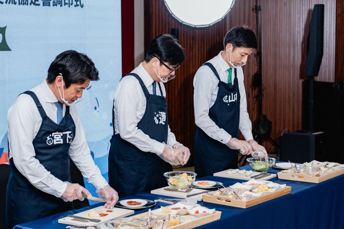 陳其邁、宮下宗一郎與山本知也(左至右)台日創意沙拉PK挑戰。 圖：高雄市行國處/提供