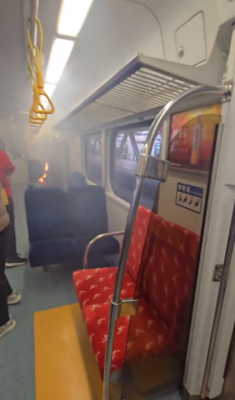 ，今日第2122次區間車行經潭子栗林間時，第4車廂內旅客的行動電源於背包內起火燃燒，車長於栗林站停車時，使用滅火器撲滅火源。 圖：取自Threads