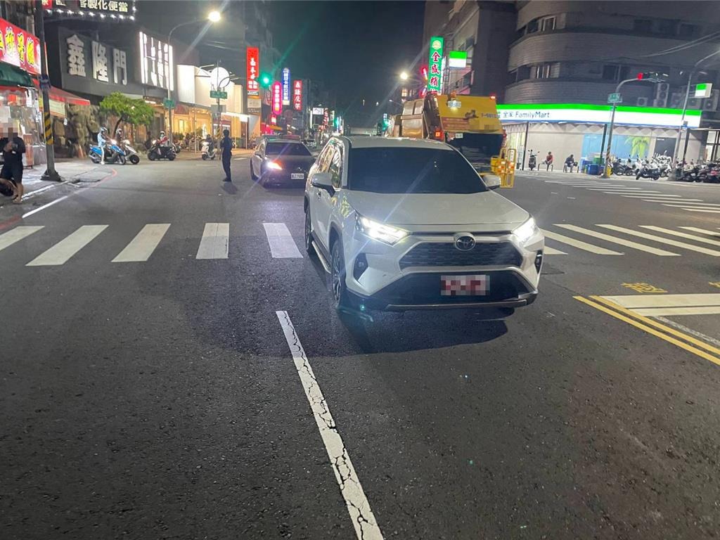 高雄女行人闖紅燈過馬路，遭綠燈直行車撞擊，駕駛恐吞3萬6000元罰鍰。 圖：警方提供