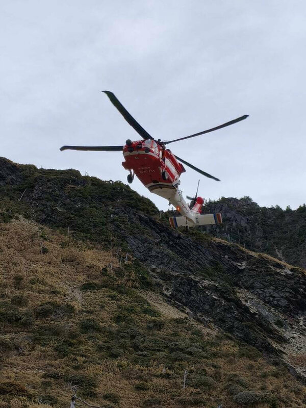 空中勤務總隊花蓮駐地勤務第一大隊第三隊26日出動黑鷹直升機，前往南湖大山山屋救援1名高山症女登山客。（空勤總隊提供）中央社記者張祈傳真　114年11月26日