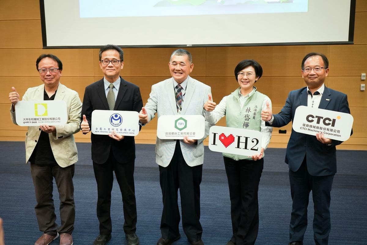 林岱樺(右二)關切高雄螺絲產業近期遭遇的困境，政府不只是關懷，更要替產業找訂單。 圖：林岱樺辦公室/提供