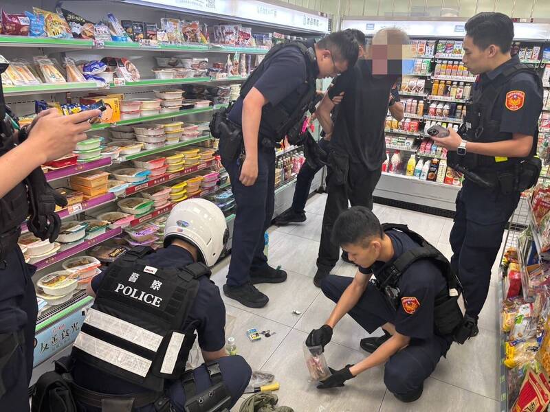 德國籍男子搶劫超商與超市，遭逮後今日偵結，依攜帶兇器強盜罪嫌起訴。 圖：警方提供