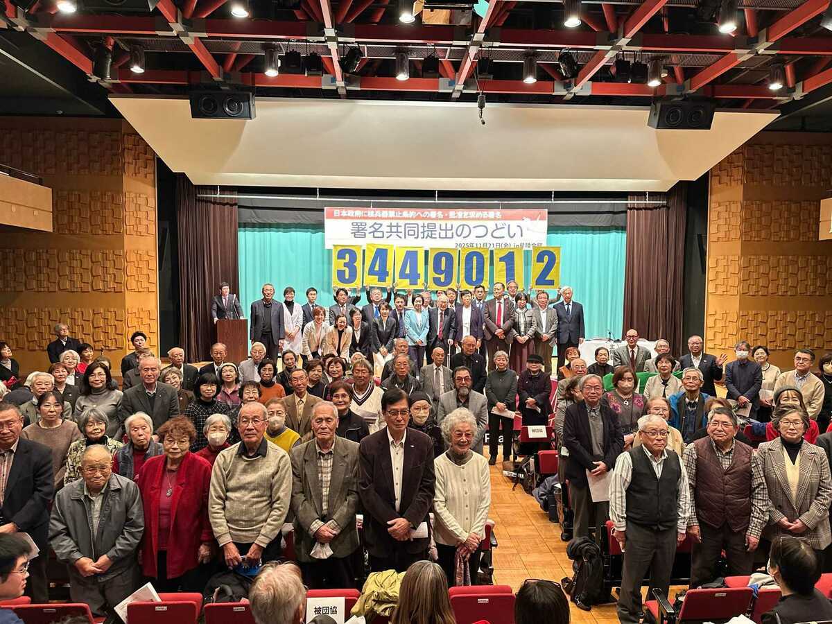 日本政府可能修改非核三原則的話題，引發海內外人士激烈討論。有專家分析認為，如果日本建立自主核威懾能力，將可能加速東亞地區的軍備競賽。圖為連署呼籲政府加入《禁止核武條約》的日本民眾。 圖：翻攝自 @nuclearban X 帳號