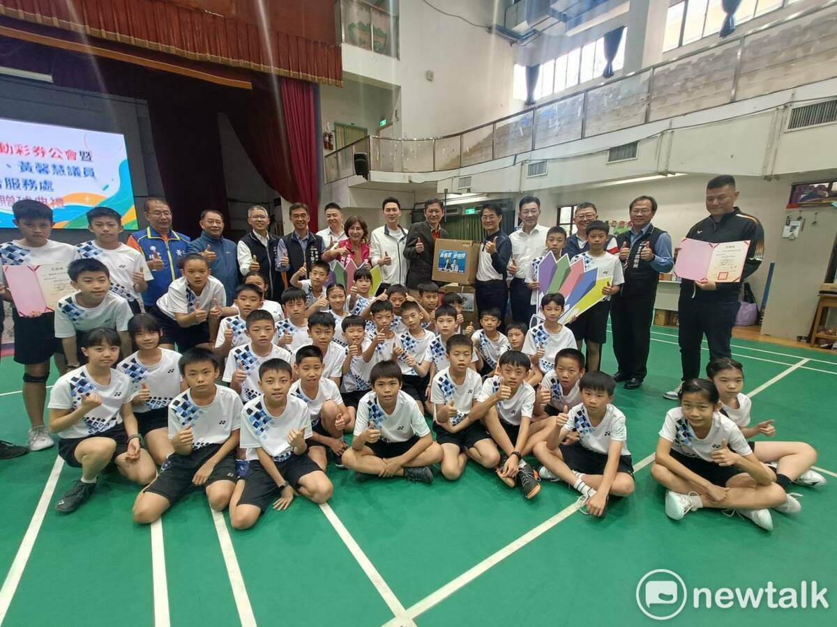 立法副院長江啟臣、立委廖偉翔號召下，與中華民國運彩公會理事長何昱奇今（26）日聯手捐贈10箱（3,600顆），為選手們補足「彈藥」。 圖：唐復年/攝