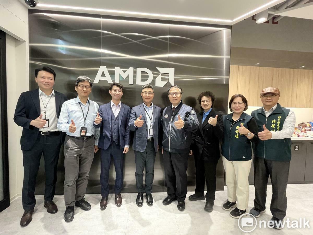 美國晶片大廠超微 (AMD) 今年正式進駐台南沙崙資安暨智慧科技研發大樓設立研發據點，黃偉哲市長及市府團隊受邀於今日前往參訪，了解AMD在台南的營運規劃、科普教育推動及風災援助情形，並聽取算力實驗室配置簡報。 圖：台南市政府提供