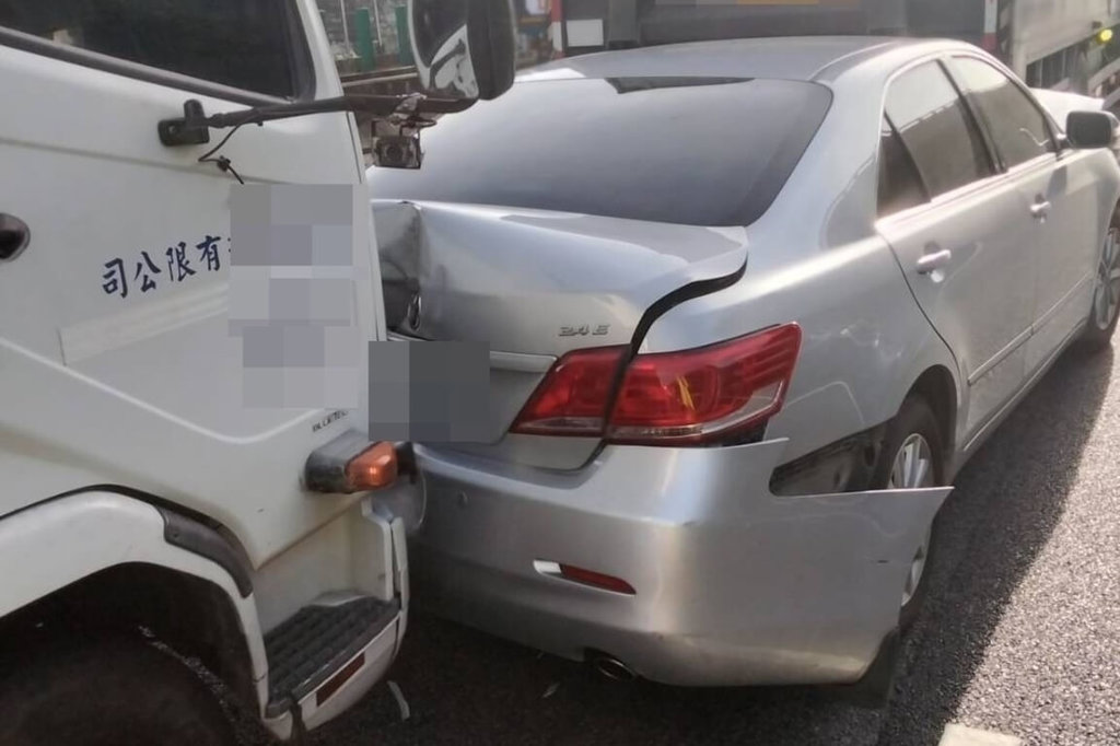 國道公路警察局第一公路警察大隊26日下午獲報，指國道1號南向61.5公里中壢路段發生2起事故，現場3車道占用中線車道，並有1名駕駛受困，所幸經警消協助脫困後，送醫治療已無大礙。（國道公路警察局提供）中央社記者吳睿騏桃園傳真　114年11月26日